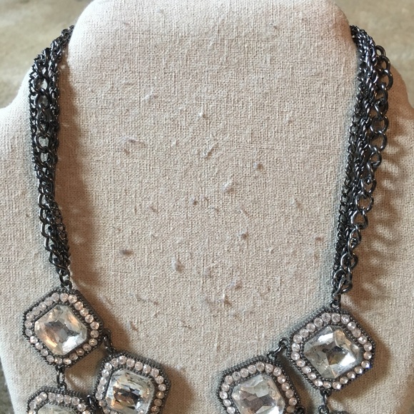 Crystal statement bib necklace - Picture 3 of 4